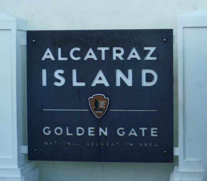 Eine Tafel mit der Aufschrift Alcatraz Island Golden Gate. Man sieht sieh gleich nach Ankunft auf der Gefängnisinsel vor San Francisco.