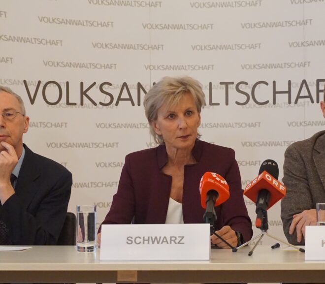 Dr. Peter Kastner, Volksanwältni Gaby Schwarz und Univ.-Prof. Reinhard Klaushofer bei der Präsentation des Schwerpunktberichts 2026